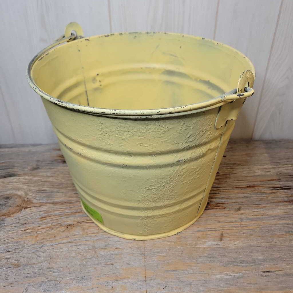 Vintage metal bucket jas