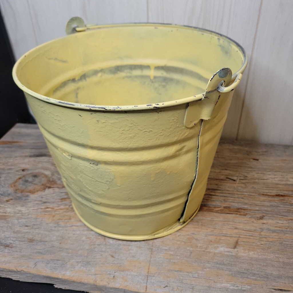 Vintage metal bucket jas