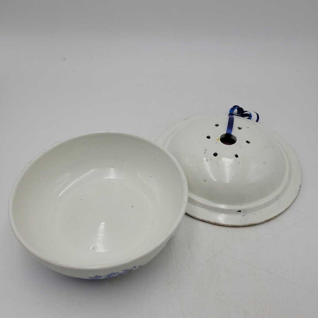 Antique 2 piece Blue and White Soap dishh (TRE)