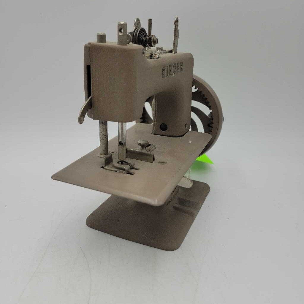 Mini Singer Sewing Machine c.1950 (TWS)