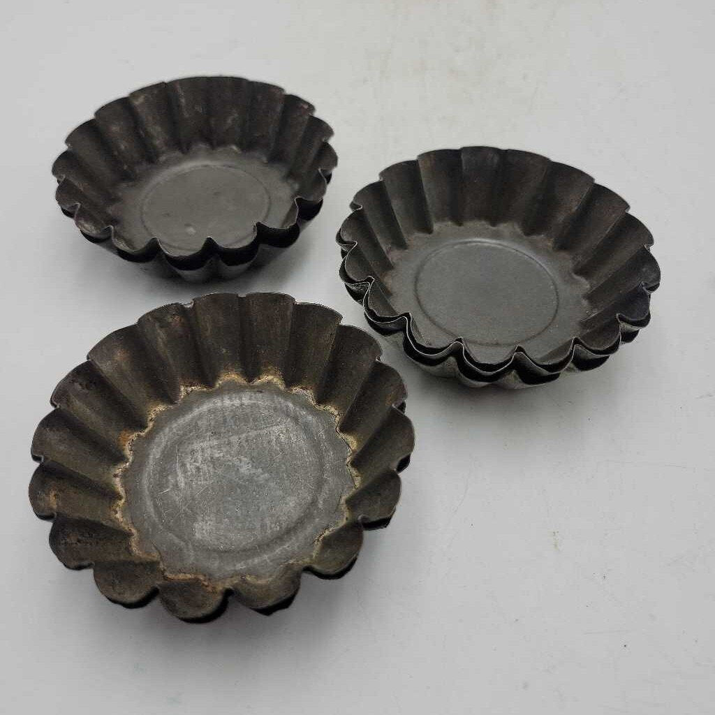 7 Muffin / tart tins (JAS)