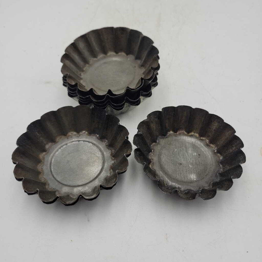 8 Muffin / tart tins (JAS)