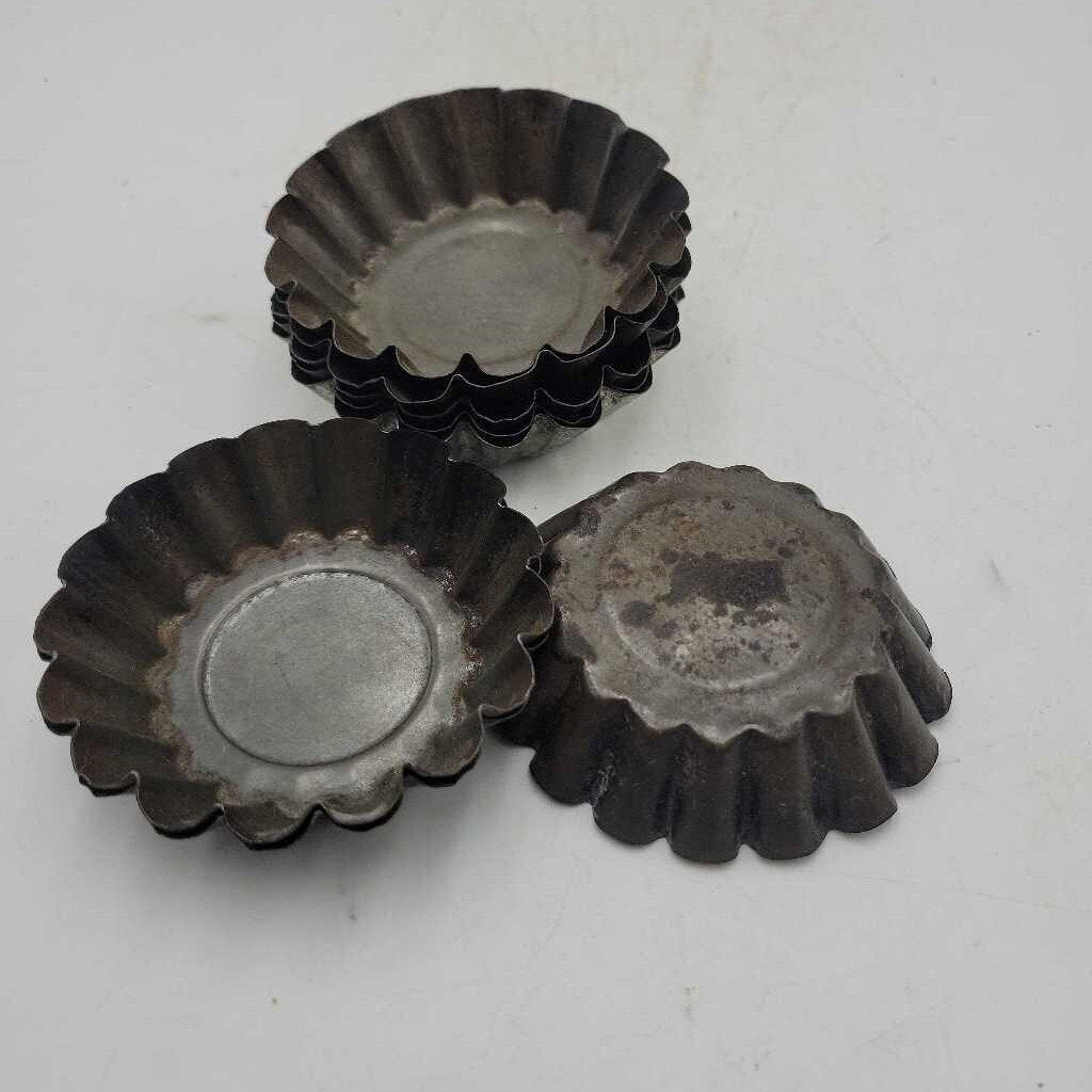 8 Muffin / tart tins (JAS)