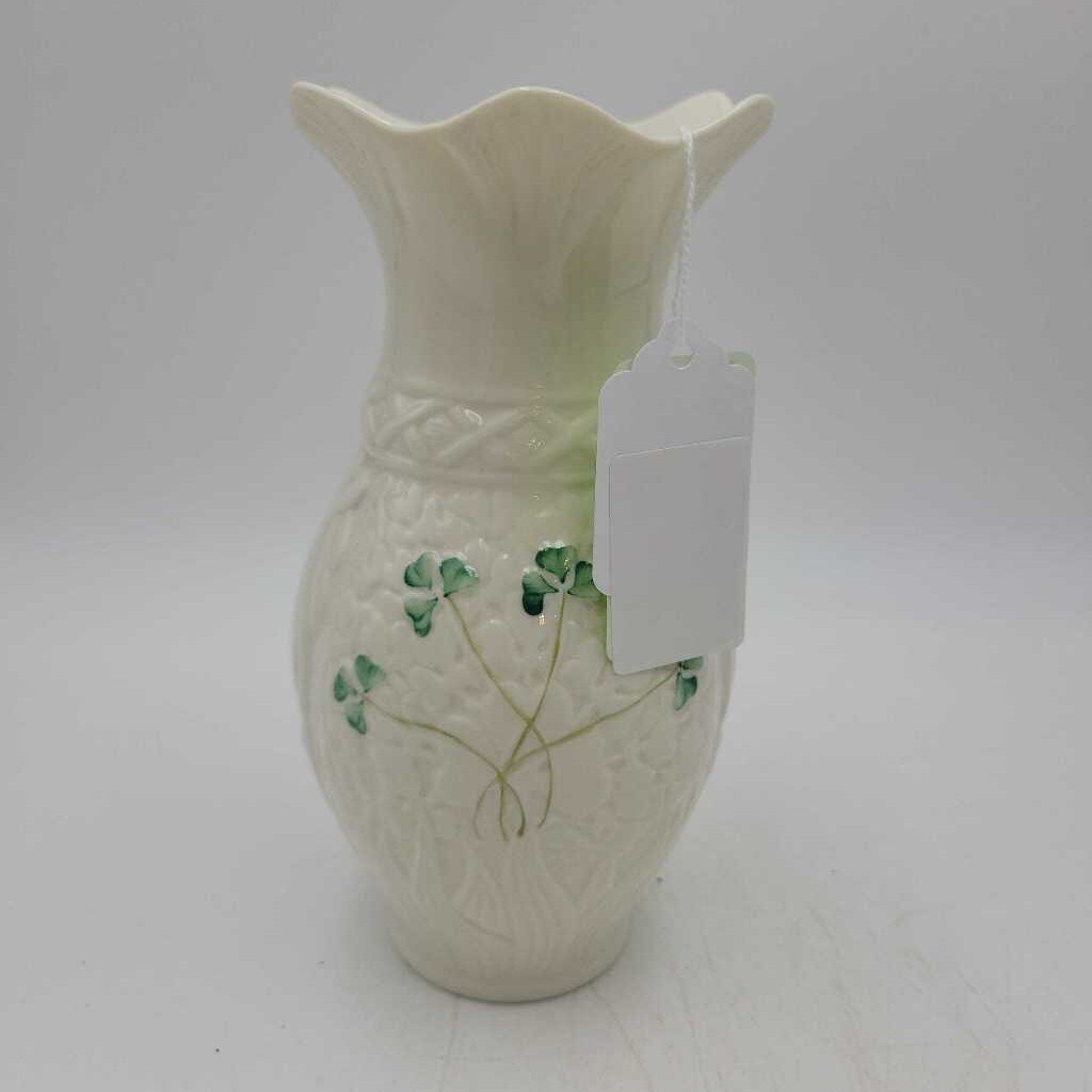 Belleek vase (DEB)