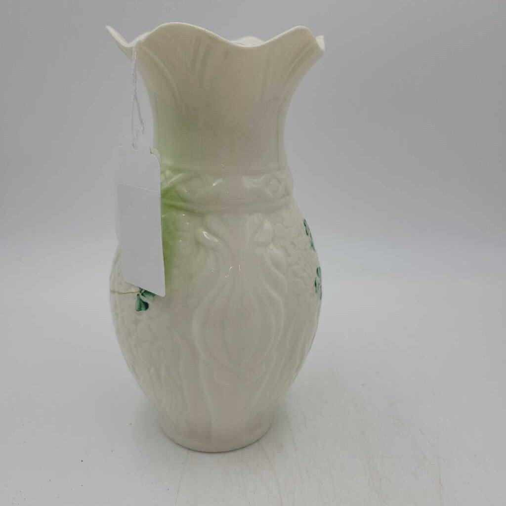 Belleek vase (DEB)