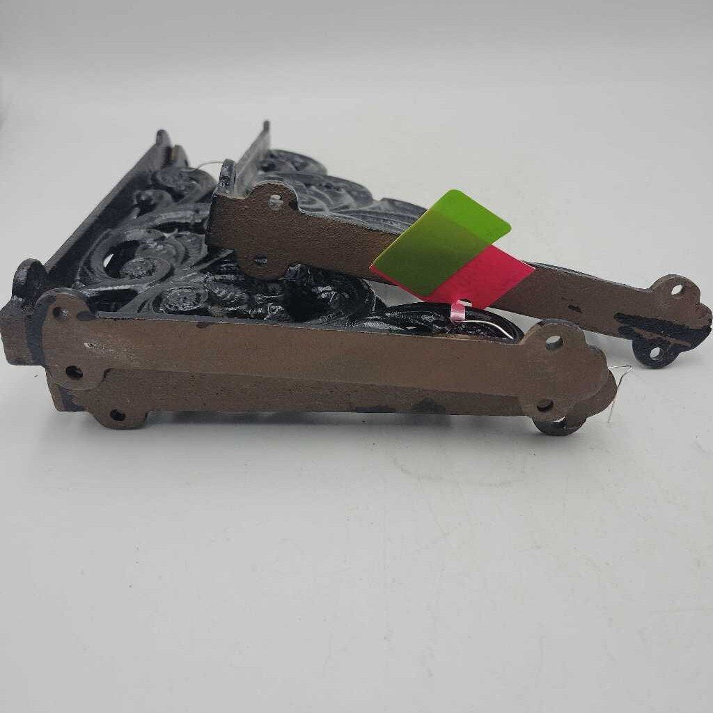 3 Cast iron Shelf Brackets (KAR)