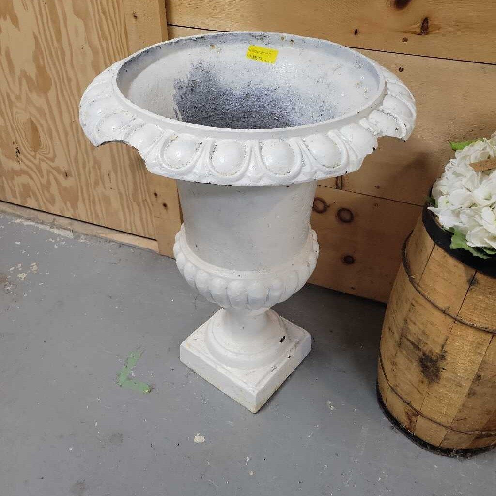 White cast-iron urn (RR)