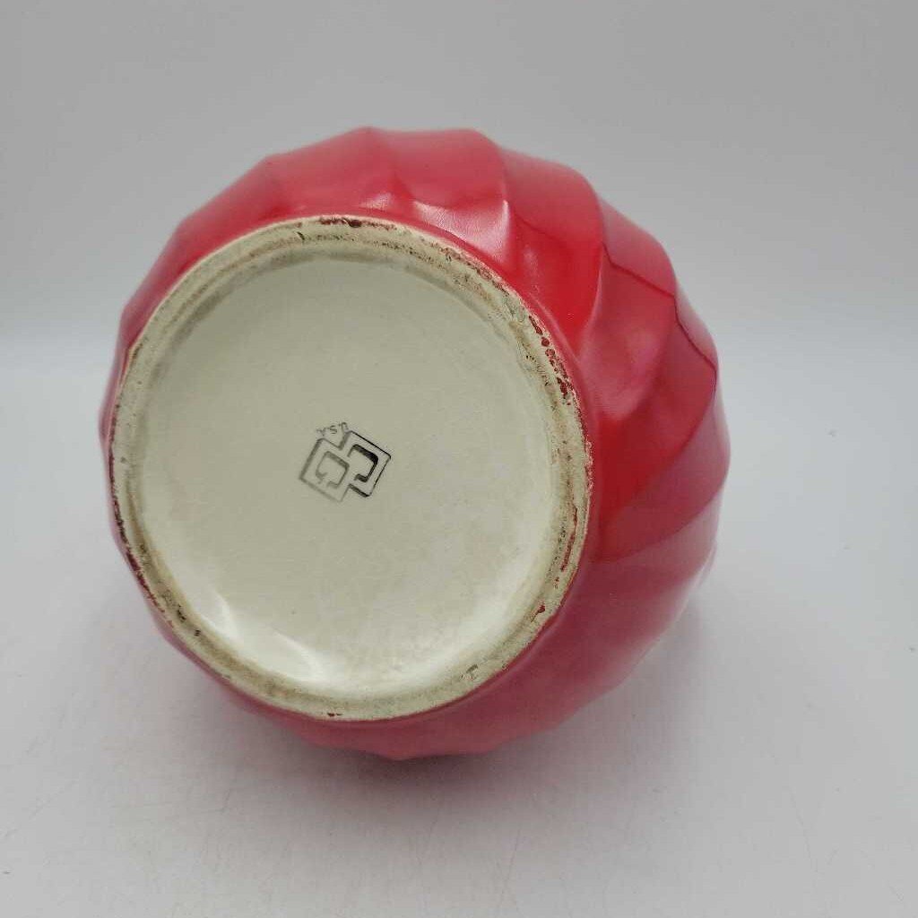 Red ribbed tilted ball pitcher (JL)