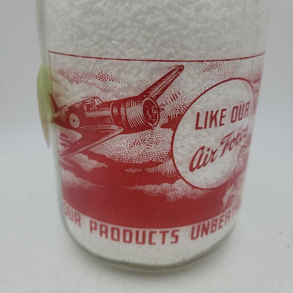 Gracefield Dairy Perth ON. Quart. War slogan Milk bottle (JEF)