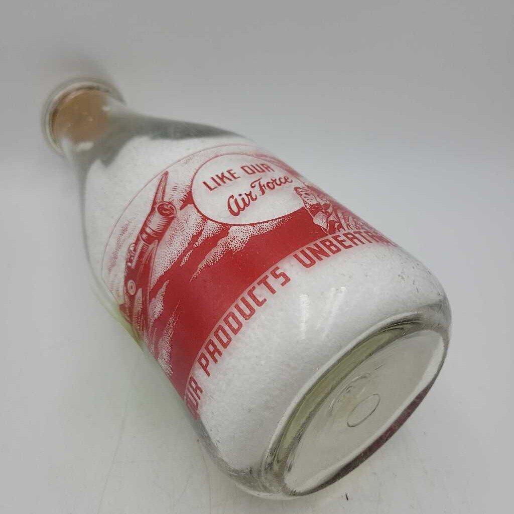 Gracefield Dairy Perth ON. Quart. War slogan Milk bottle (JEF)