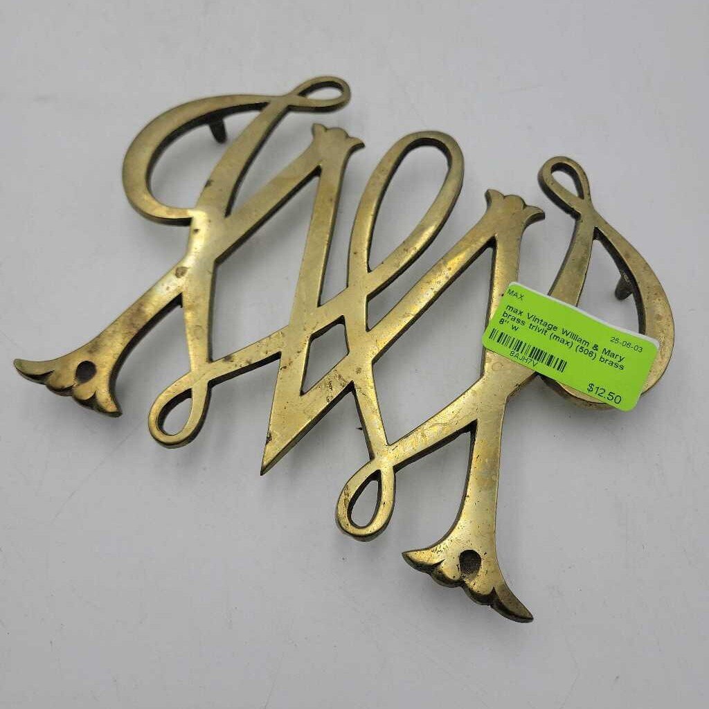 Vintage William & Mary brass trivit (max) (506)