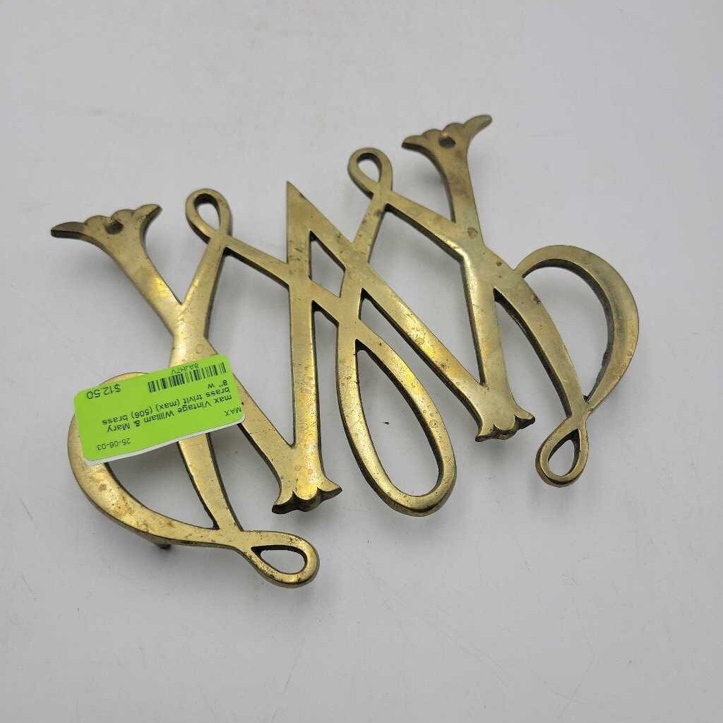 Vintage William & Mary brass trivit (max) (506)