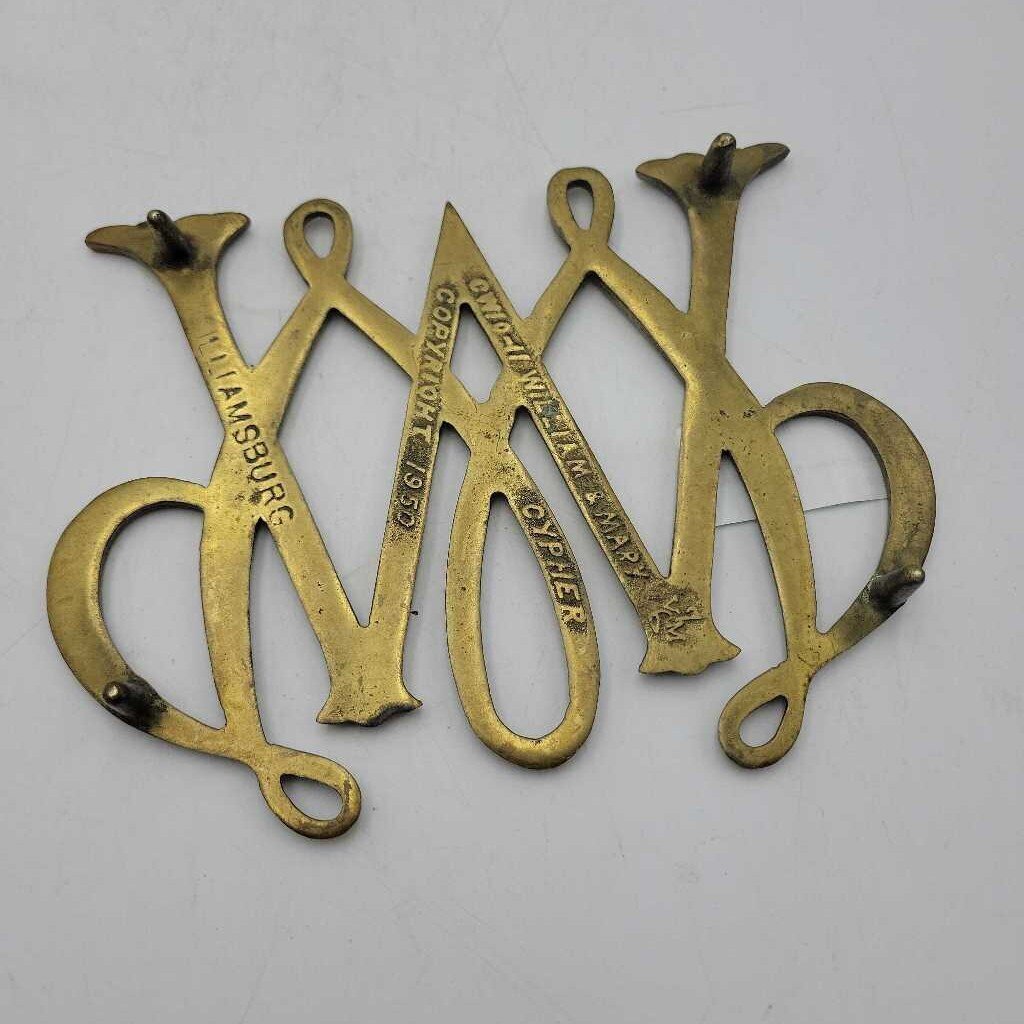 Vintage William & Mary brass trivit (max) (506)