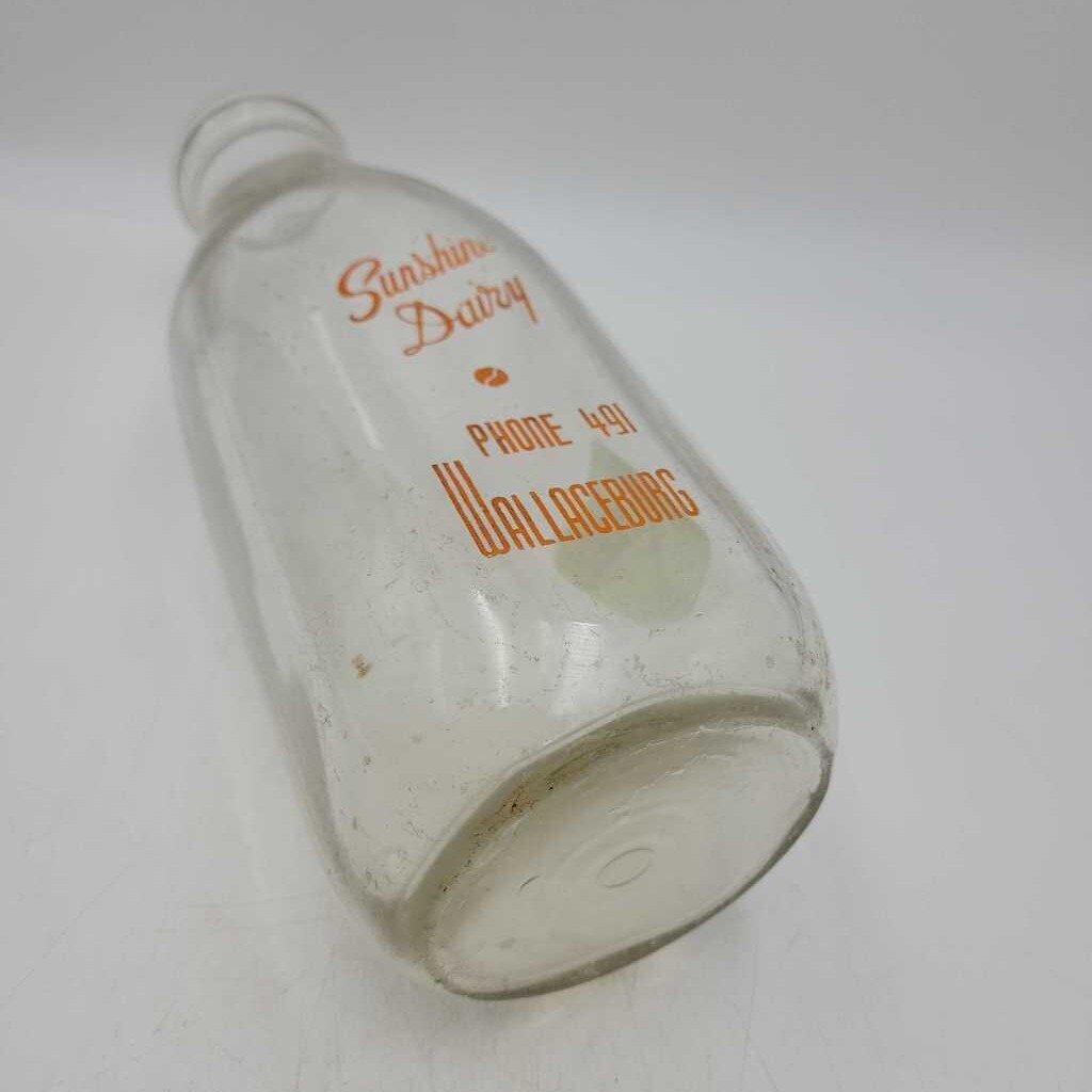Sunshine Dairy Wallaceburg Quart Milk bottle (YVO) 506