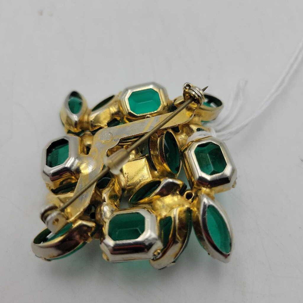 Green brooch (LIND)