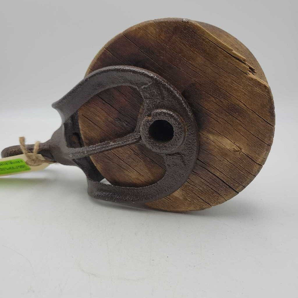Antique barn wooden pulley (GBZ)