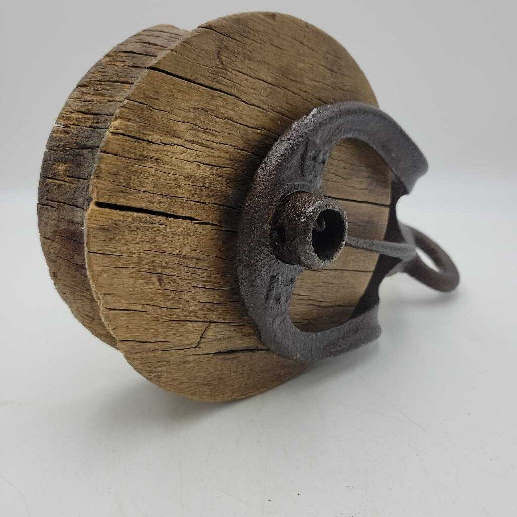 Antique barn wooden pulley (GBZ)