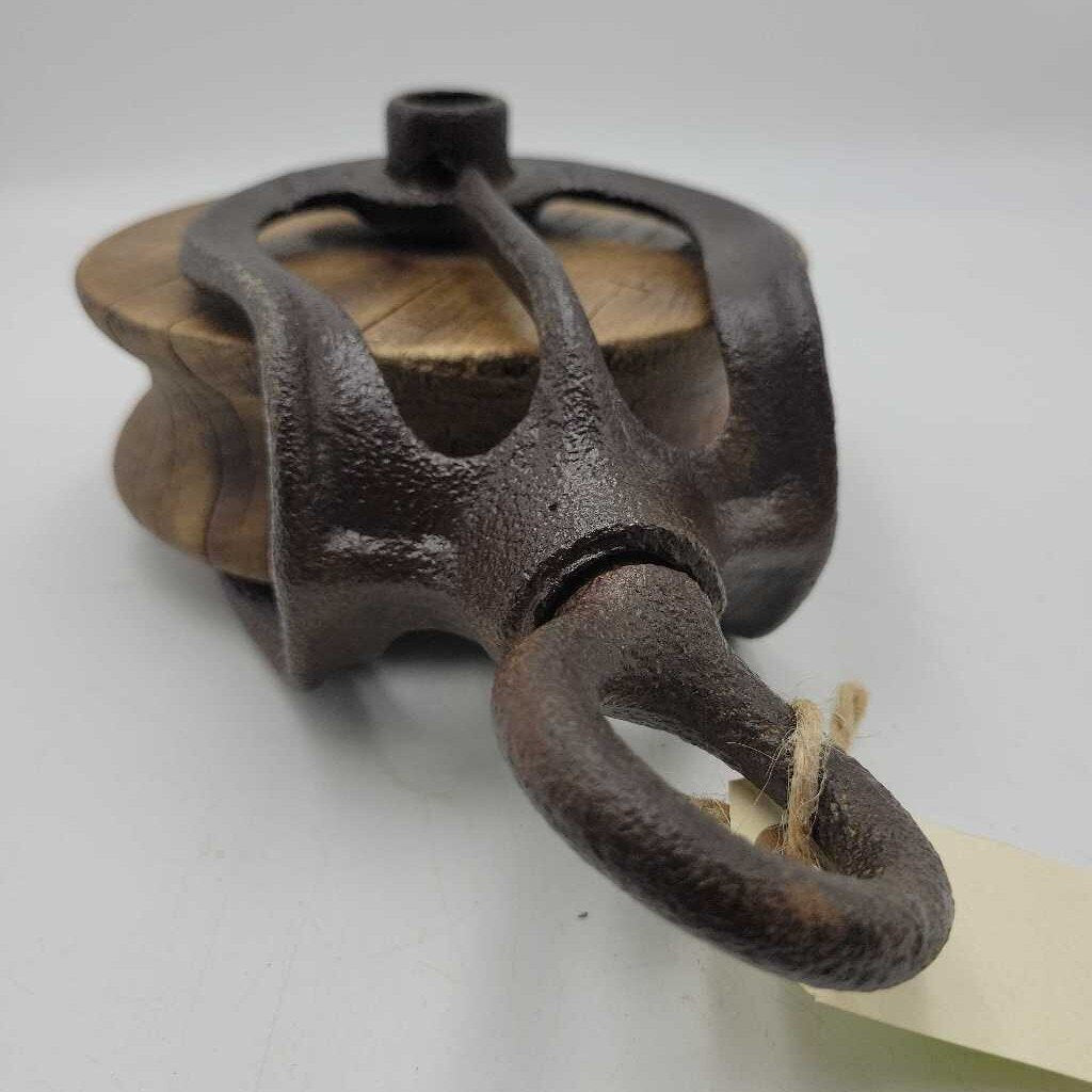 Antique barn wooden pulley (GBZ)
