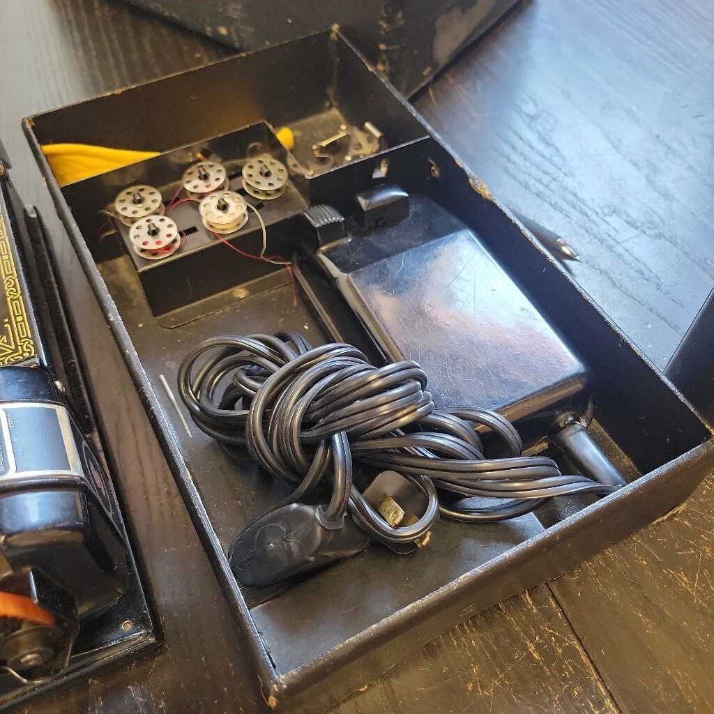 Singer Featherweight as is Motor not working 221 (JAS)