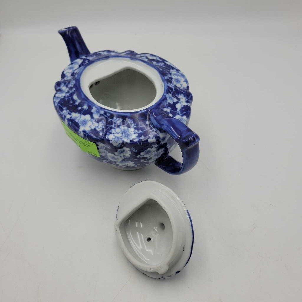 Chelsea Blue and White Tea Pot (YVO) (504)