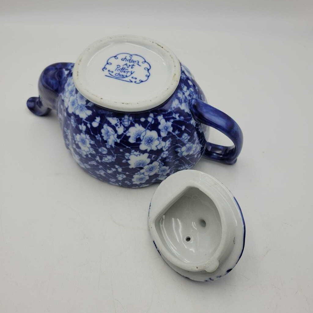 Chelsea Blue and White Tea Pot (YVO) (504)