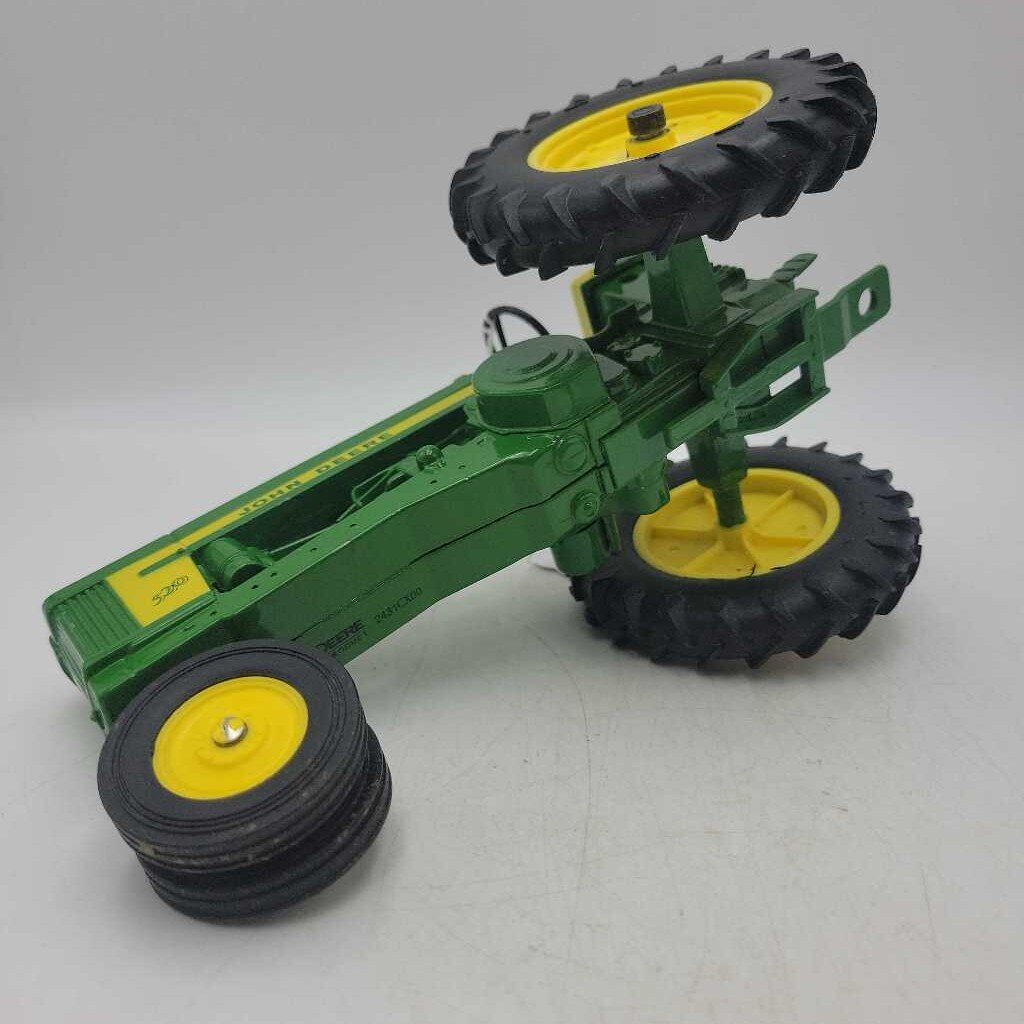 John Deere Tractor 520 Ertl Model (RAE)