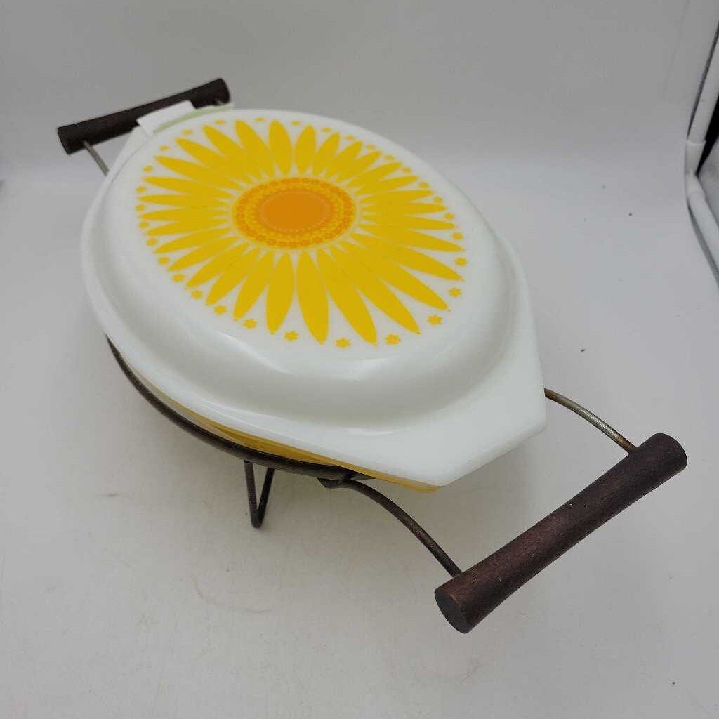 Pyrex Bowl Covered casserole Sunflower Daisy pattern with Cradle (RHA)