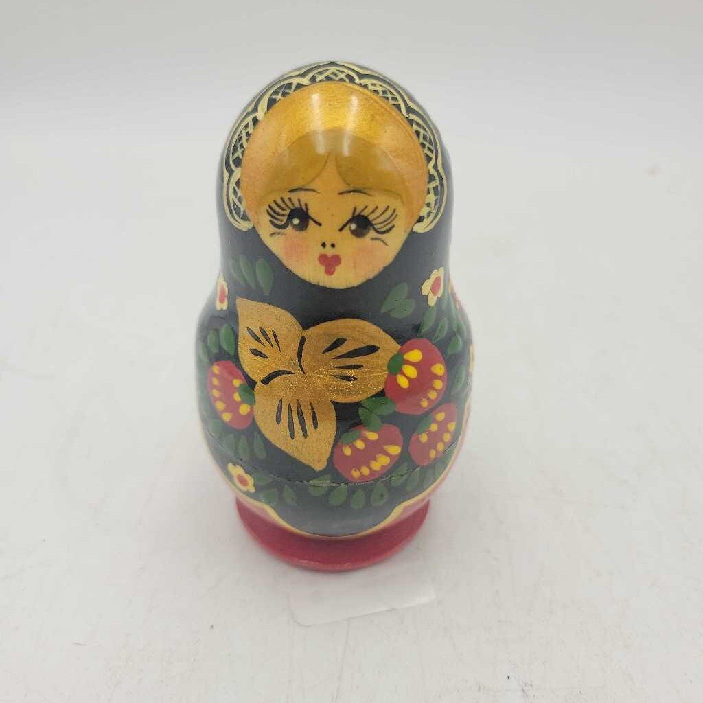 Small set of Russian Nesting Dolls (4 pcs)