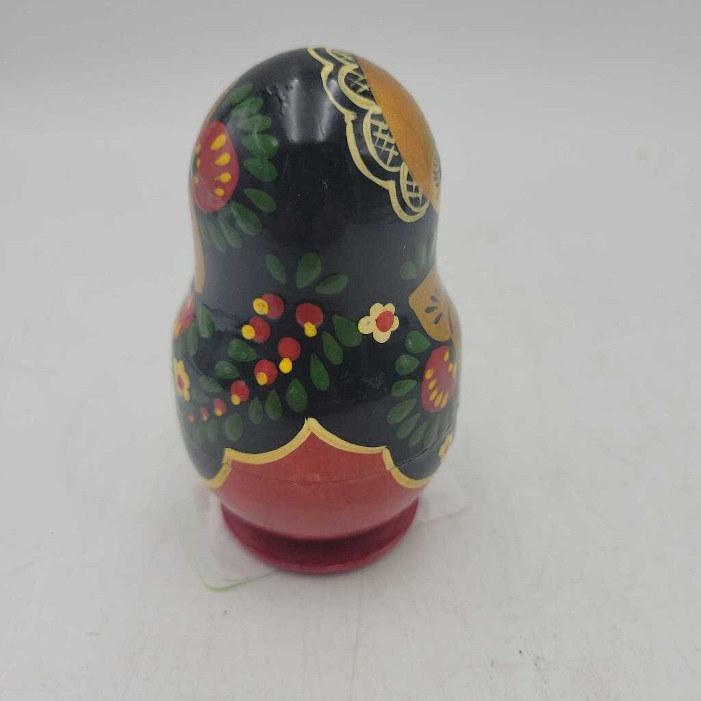 Small set of Russian Nesting Dolls (4 pcs)