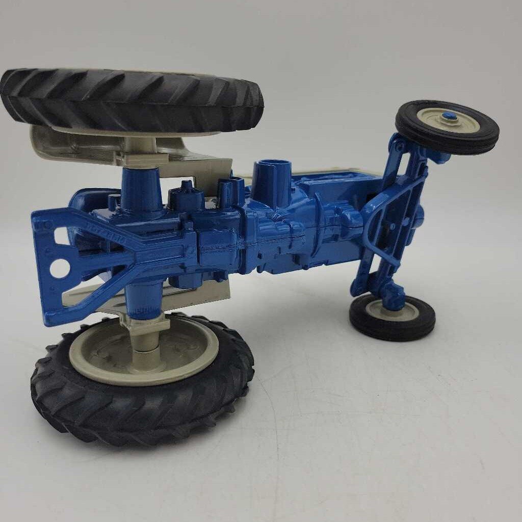 Ford 5000 Tractor Ertl Model in original box (RAE)