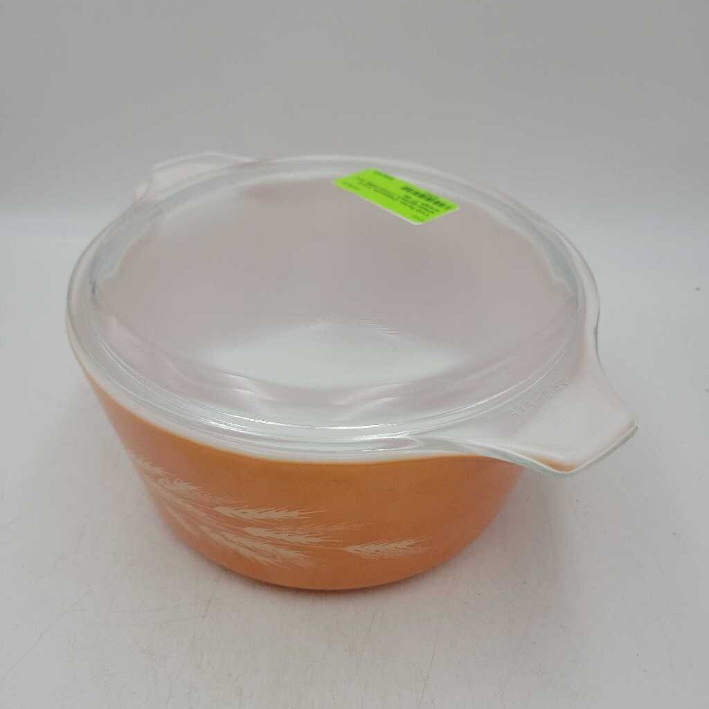 Pyrex Casserole w/Lid wheat pattern (YVO) (508)
