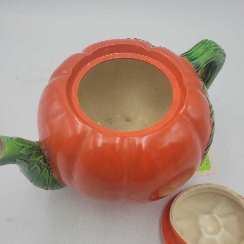 Vintage Ceramic Tomato Teapot (YVO) (508)