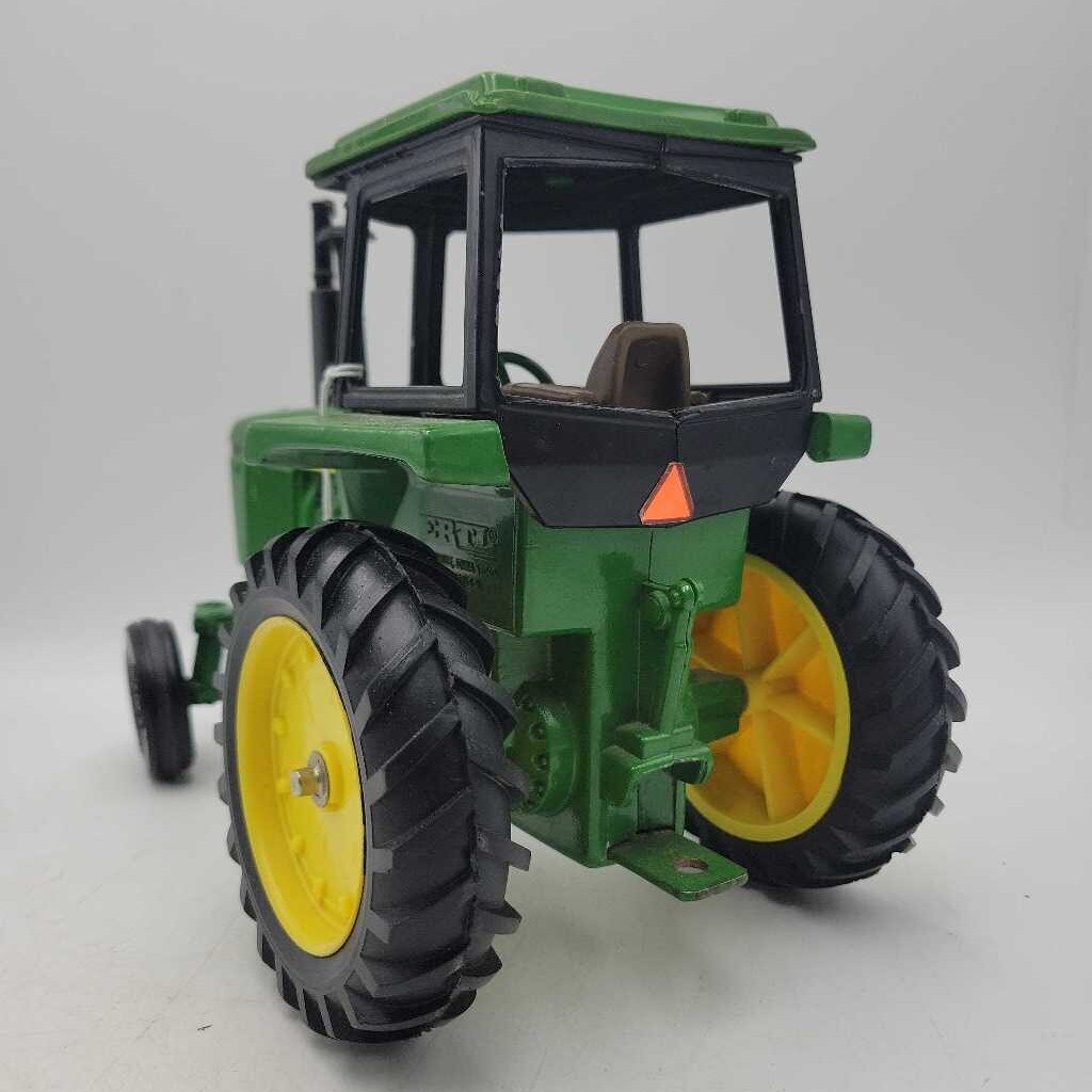 John Deere Tractor Ertl Model (RAE)