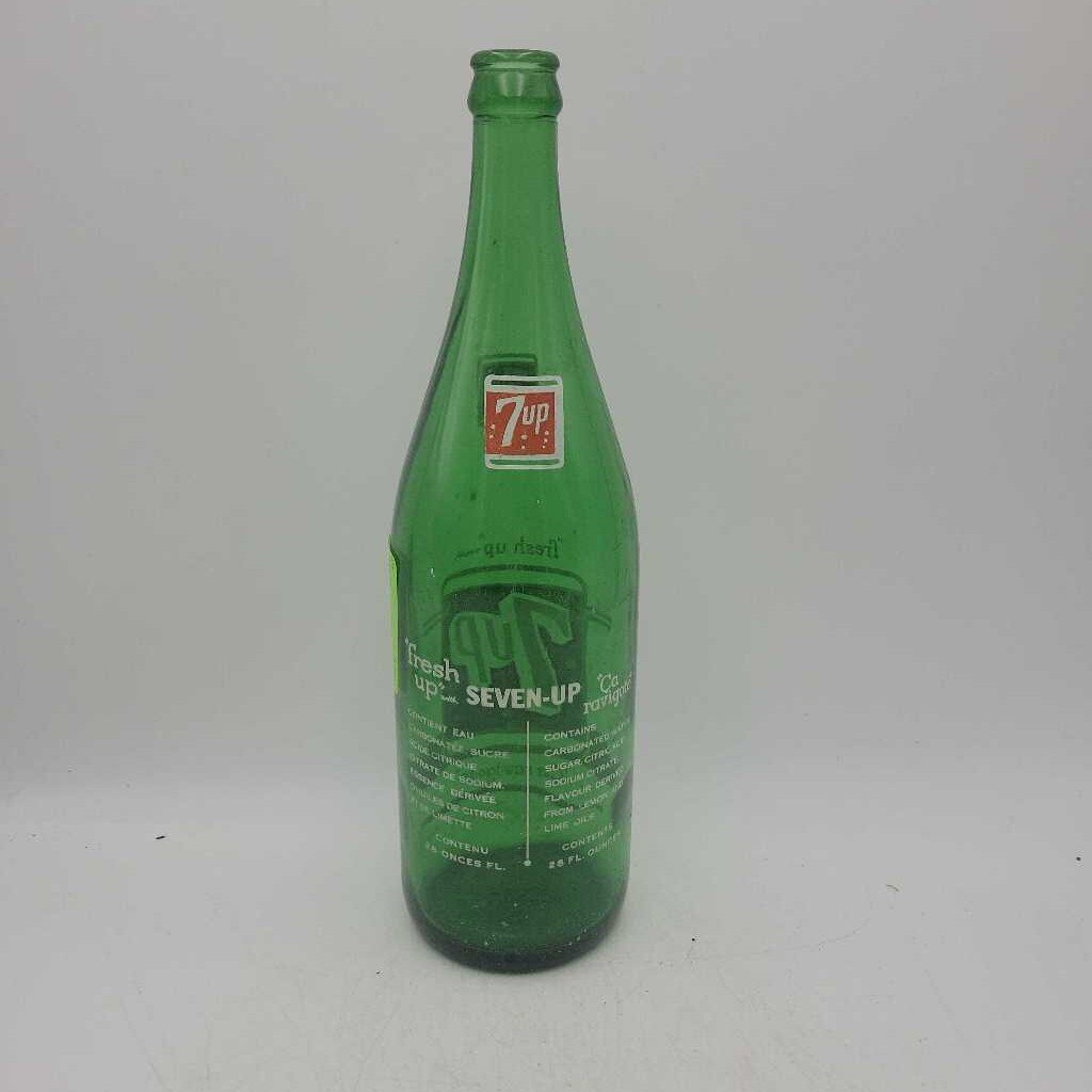 7UP Soda Bottle Quart (JAS)