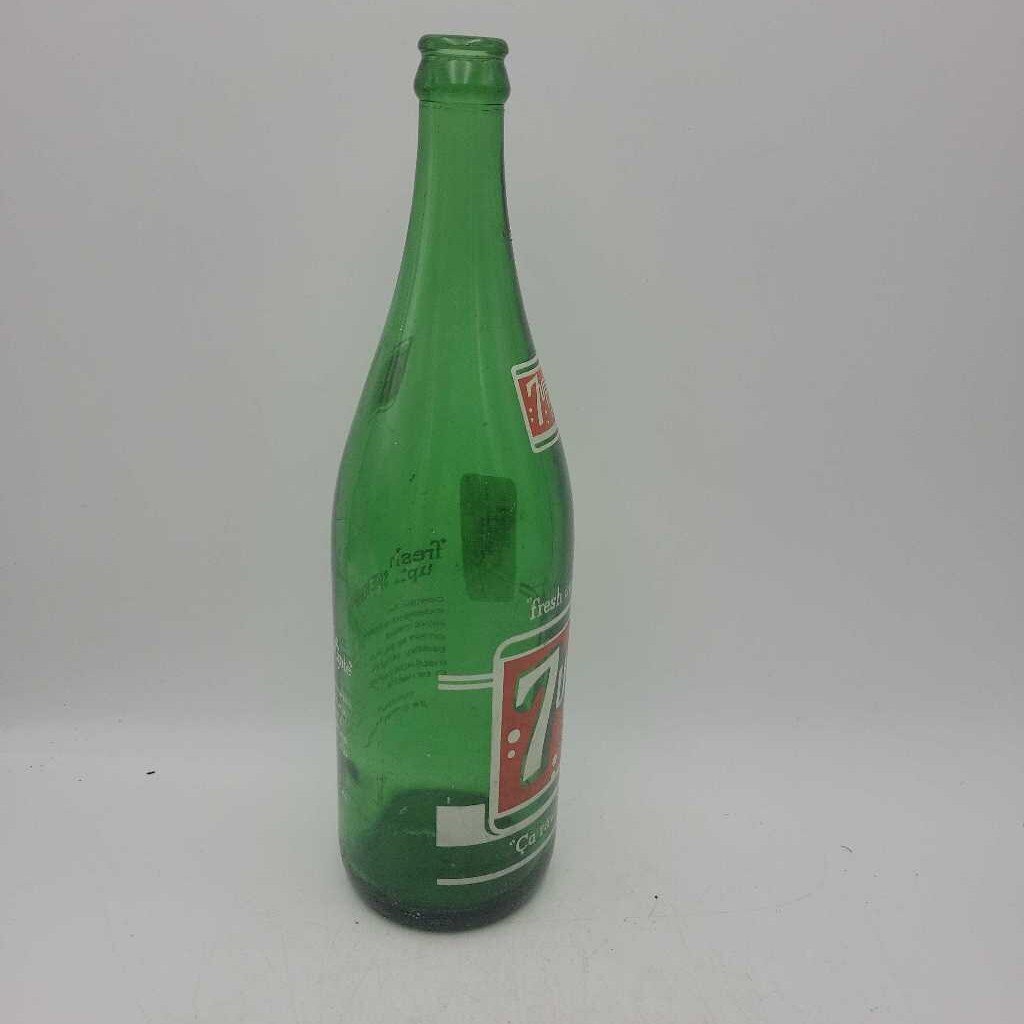 7UP Soda Bottle Quart (JAS)