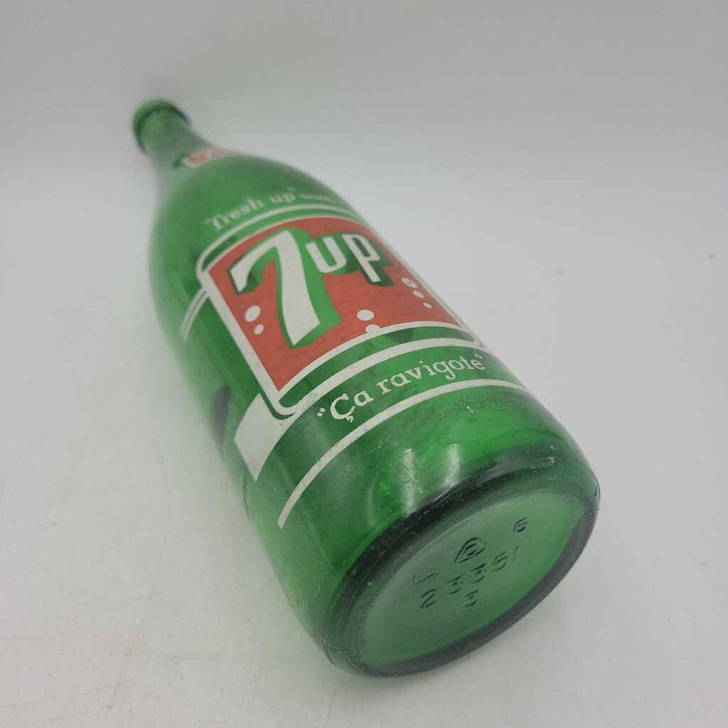 7UP Soda Bottle Quart (JAS)