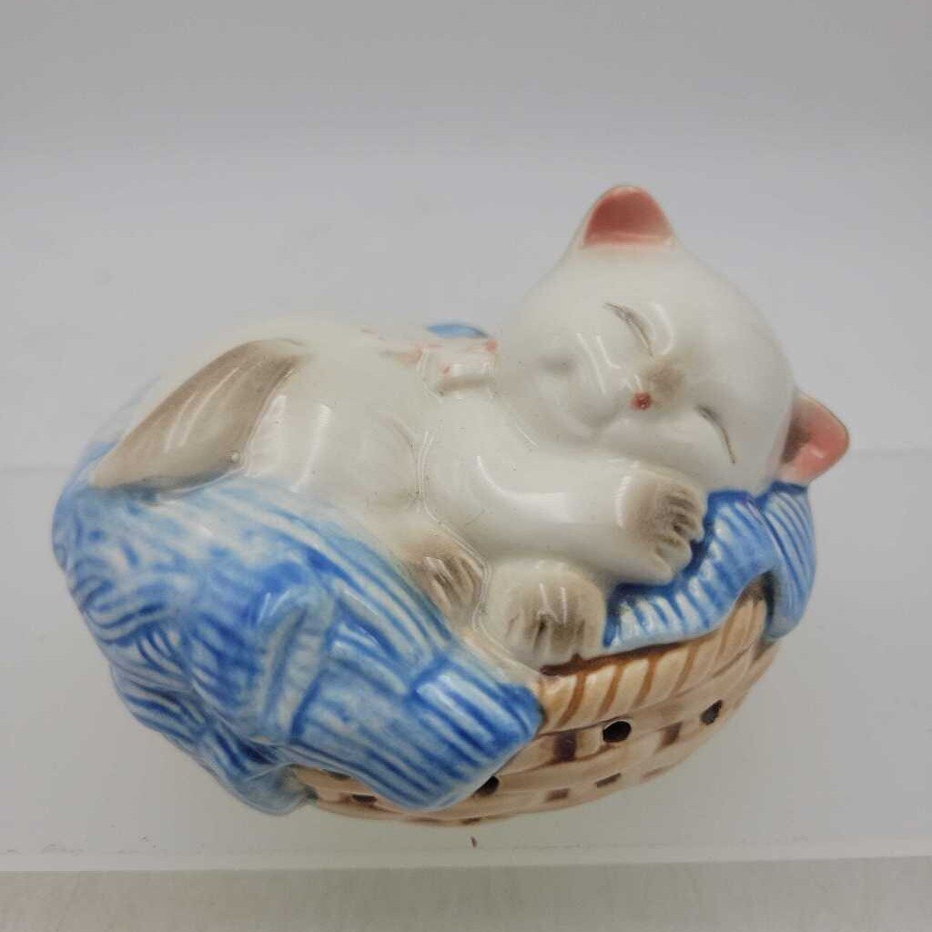 1984 AVON Ceramic Sleeping Siamese Kitty Cat in Basket potpourri Holder Figurine (BG)