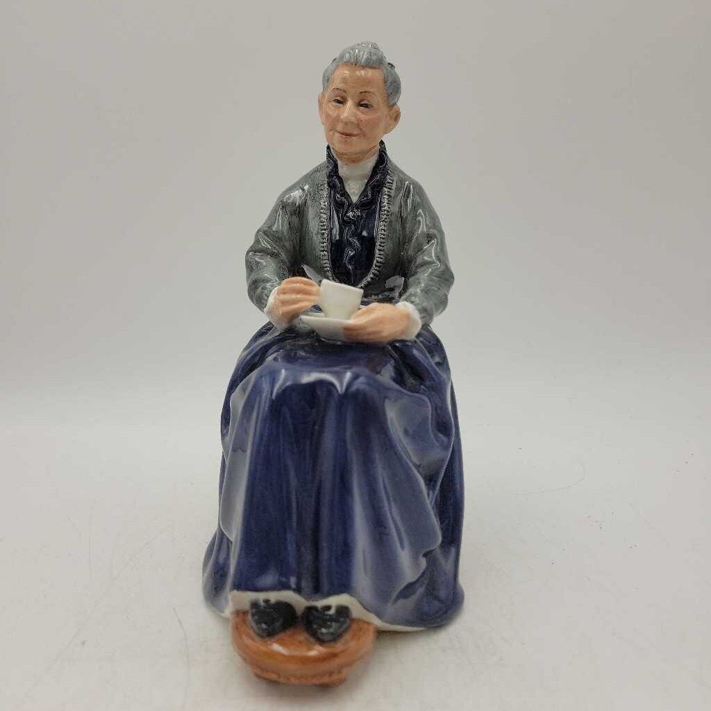 Royal Doulton "The Cup of Tea" HN2322 (YVO) (509)