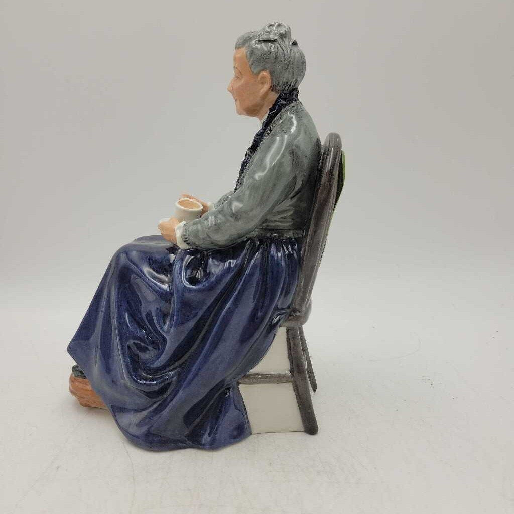 Royal Doulton "The Cup of Tea" HN2322 (YVO) (509)