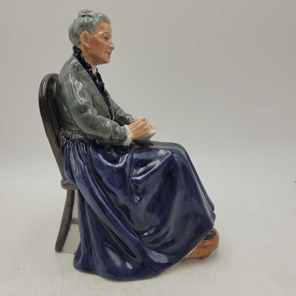 Royal Doulton "The Cup of Tea" HN2322 (YVO) (509)