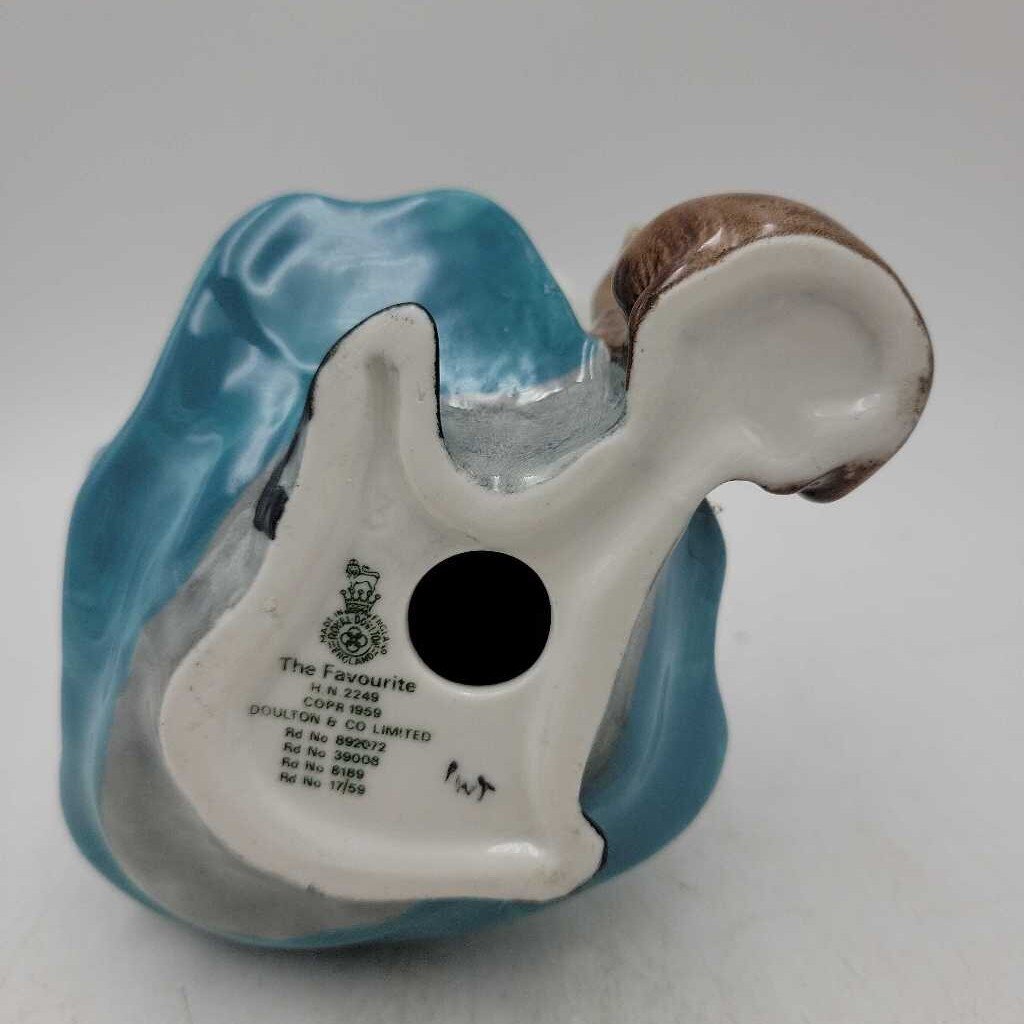 Royal Doulton "The Favorite" HN2349 (YVO) (509)