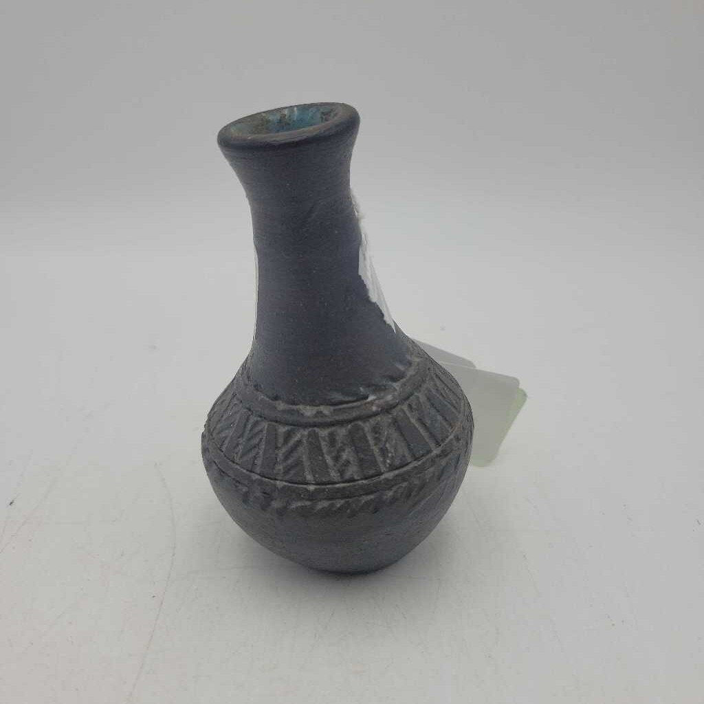 Six Nations Pottery Vase Signed (DEB)