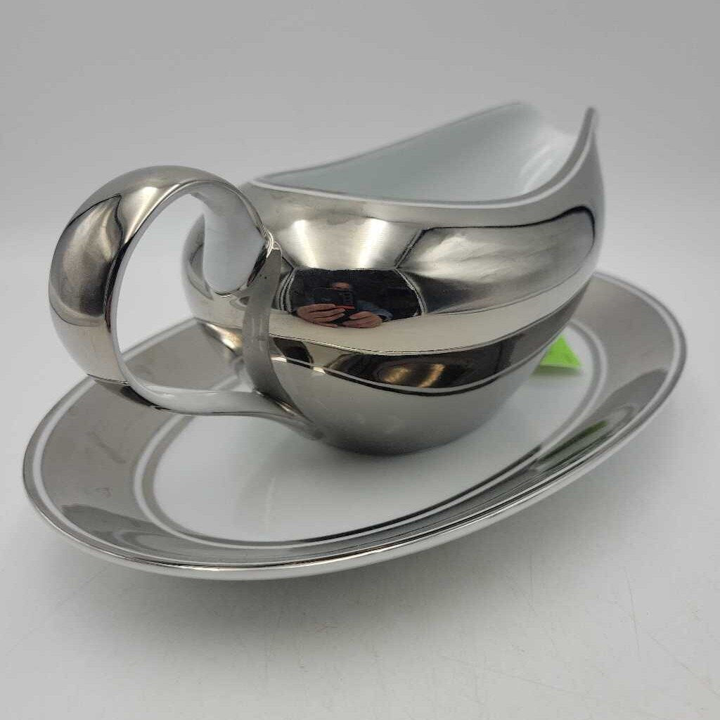 Fritz and Floyd Gravy Boat and plate (UR)