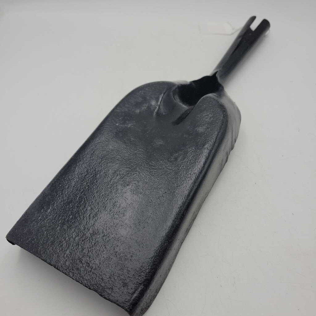 Antique metal coal shovel (BS)