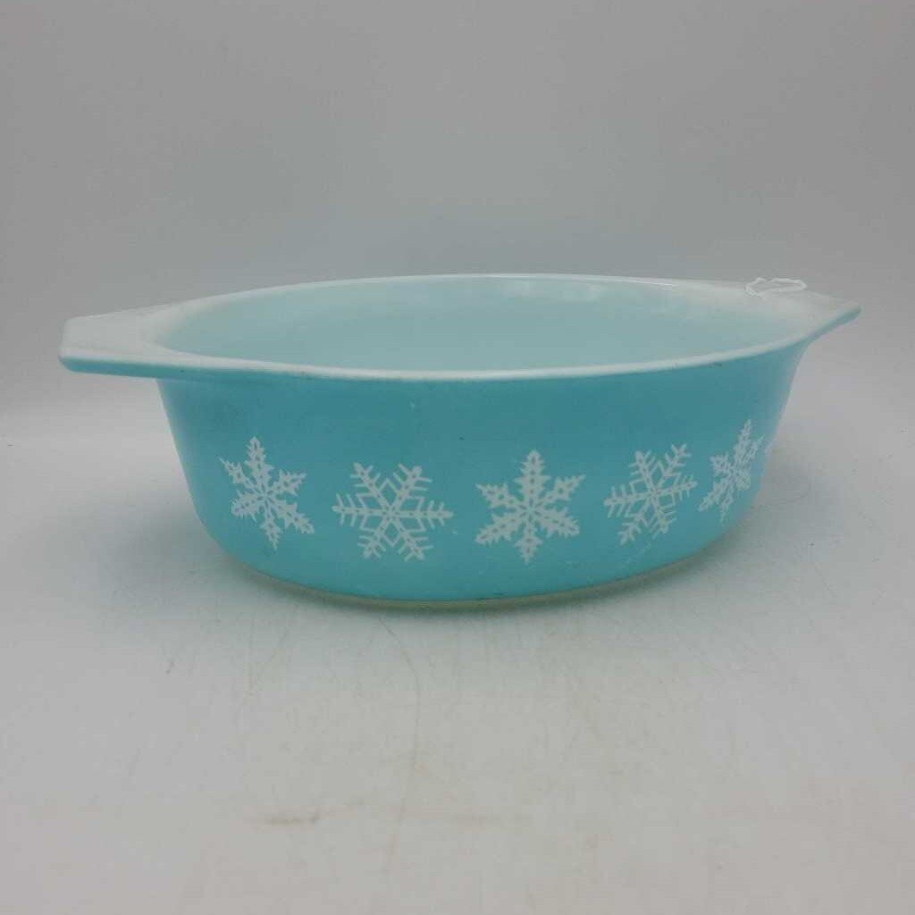 Pyrex Oval Casserole dish snowflake pattern (DEB) # 31