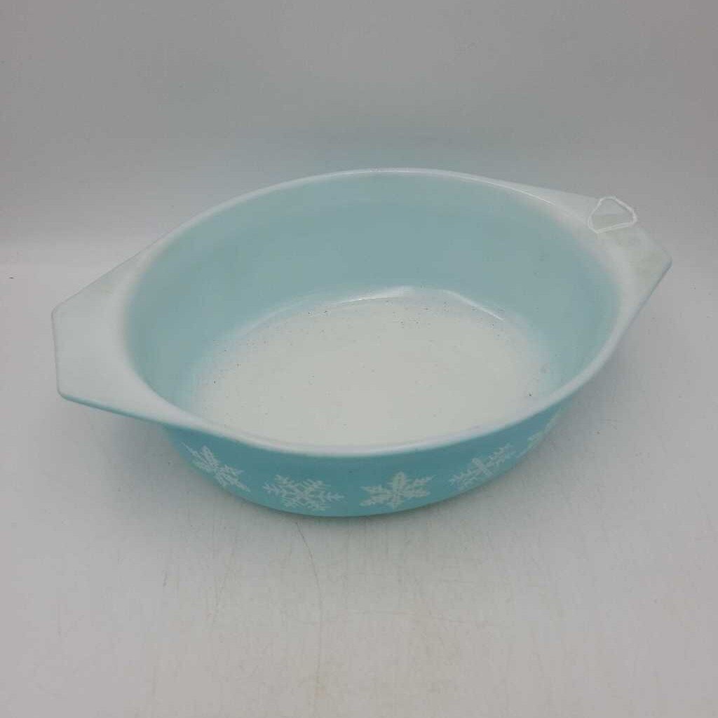 Pyrex Oval Casserole dish snowflake pattern (DEB) # 31