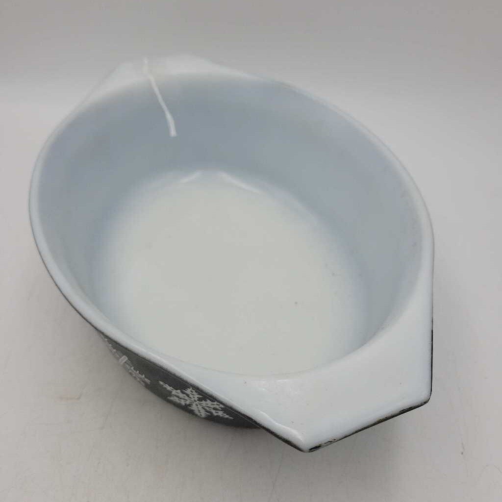 Pyrex Oval Casserole dish snowflake pattern (DEB) # 043
