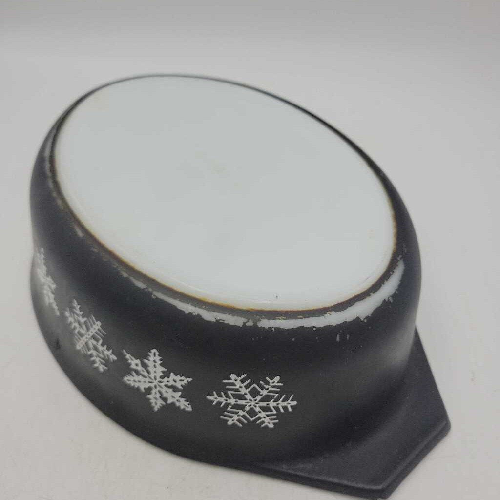 Pyrex Oval Casserole dish snowflake pattern (DEB) # 043