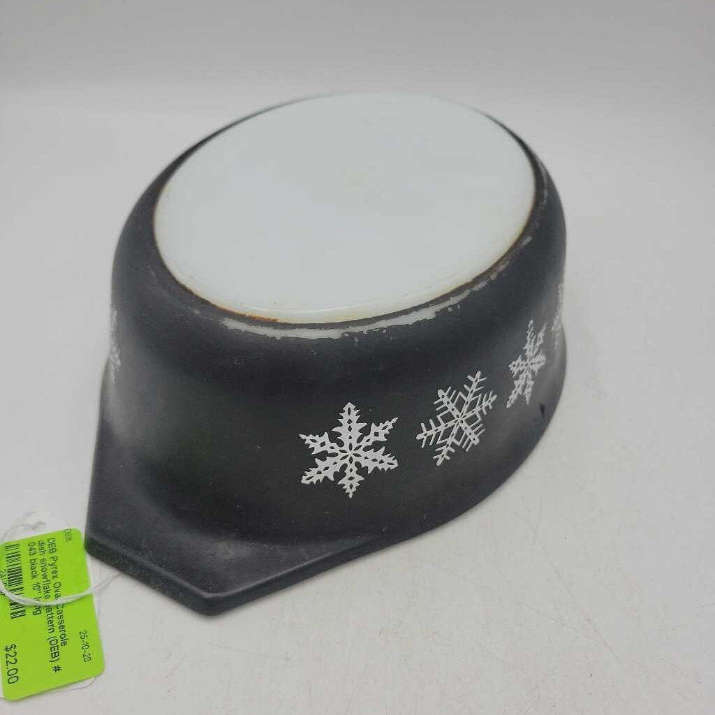 Pyrex Oval Casserole dish snowflake pattern (DEB) # 043