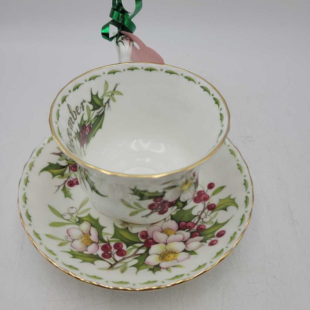 Royal albert Cup and saucer December Christmas Rose December (TRE)